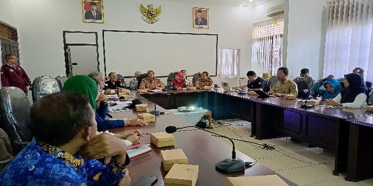FOTO : DEVIANA/MATAKALTENG - Wakil Bupati Kotim Irawati saat memimpin pertemuan lintas sektoral non Dinkes, Selasa 31 Oktober 2023.