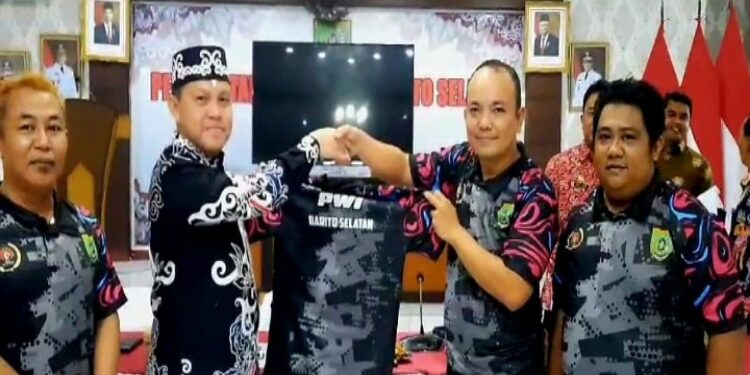 FOTO: CO/MATAKALTENG - Pelepasan atlet PWI Barsel, oleh Pj Bupati setempat, Deddy Winarwan.