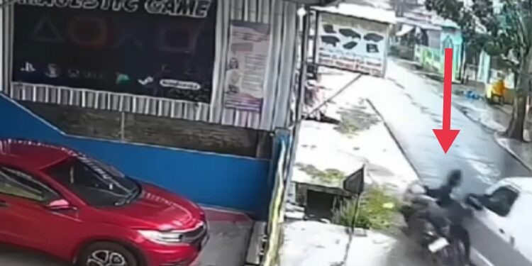 FOTO: IST/MATA KALTENG - Terlihat pengendara motor diduga ditabrak dengan sengaja oleh mobil box warna putih, Selasa 31 Oktober 2023.