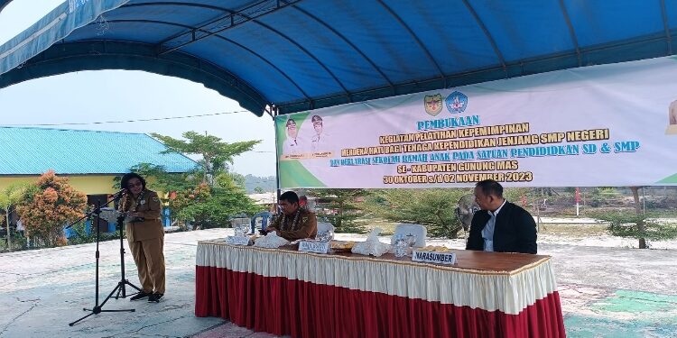 FOTO : DISKOMINFO SANTIK/MATA KALTENG - Wakil Bupati Efrensia LP Umbing (berdiri) didampingi Kepala Disdikpora Aprianto dan narasumber saat memberikan arahan pada pelatihan kepemimpinan merdeka hati, sekaligus deklarasi sekolah ramah anak pada satuan pendidikan SD dan SMP Negeri, di SMPN 6 Kurun, Senin, 30 Oktober 2023.