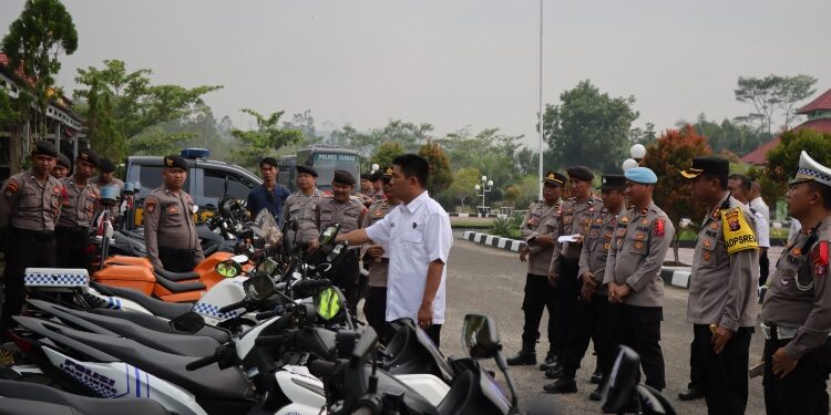 FOTO : HUMAS POLRES GUMAS/MATA KALTENG - Pengawas Tim Audit Itwasda Polda Kalteng Kombes Pol Enriko S Silalahi, bersama Ketua Tim AKBP Paulus Sonny Bhakti Wijaya, Kapolres Gumas AKBP Asep Bangbang Saputra, dan Wakapolres Kompol Tri Wibowo, melakukan pengecekan sarana prasarana kesiapan menghadapi pemilu, Senin, 30 Oktober 2023.