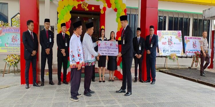 FOTO : BANK KALTENG CABANG KUALA KURUN/MATA KALTENG - Pjs Pemimpin Bank Kalteng Cabang Kuala Kurun Adha Sepriadi Segah didampingi seluruh pejabat di lingkungan Bank Kalteng Cabang Kuala Kurun beserta Pemimpin Capem, menyalurkan bantuan CSR kepada pengurus Masjid Ar-Raudhah Kurun Hulu, dalam rangka memperingati HUT Bank Kalteng ke-62, Sabtu, 28 Oktober 2023.