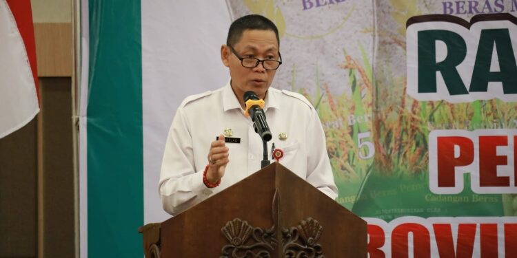 FOTO: VI/MATAKALTENG - Staf Ahli (Sahli) Gubernur Bidang Ekonomi, Keuangan dan Pembangunan, Yuas Elko, pada saat menyampaikan sambutan pada Rapat Koordinasi Pengendalian Inflasi Daerah Provinsi Kalimantan Tengah Tahun 2023.