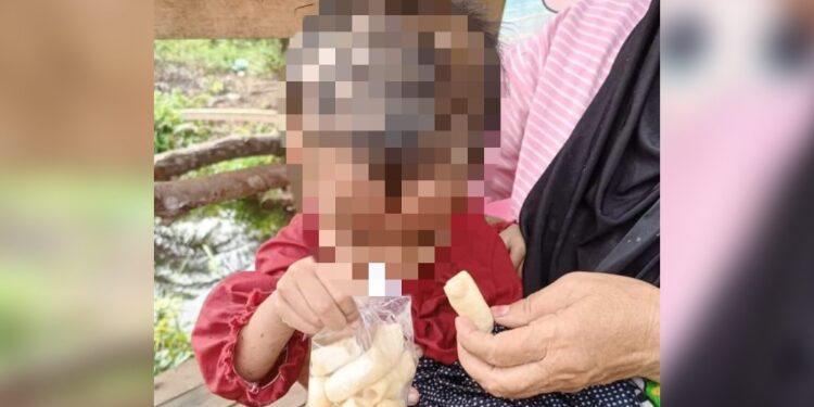 FOTO: IST/MATA KALTENG - Penemuan anak di Jalan Chilik Riwut saat sudah diamankan warga, Sampit, 1 November 2023.
