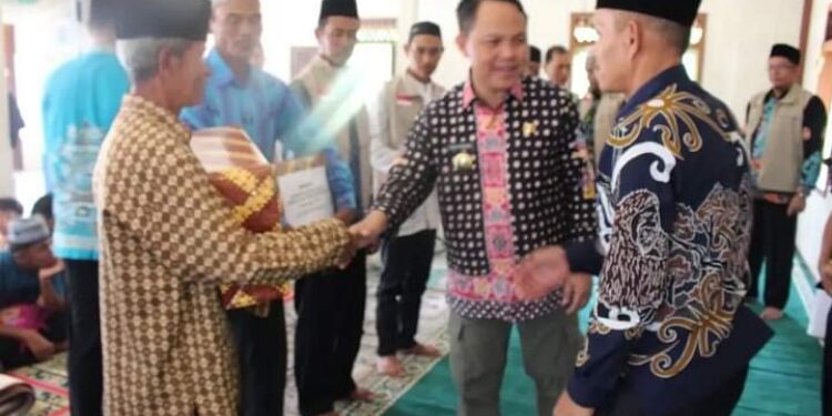 FOTO: MATAKALTENG - Pj Bupati Barsel Deddy Winarwan saat mengunjungi Desa di Kecamatan Karau Kuala.