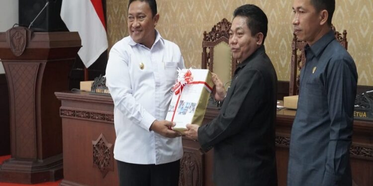 FOTO: VI/MATAKALTENG - Wagub Kalteng, H Edy Pratowo, pada saat menyerahkan Rancangan APBD 2024 ke Ketua DPRD Kalteng, Wiyatno.