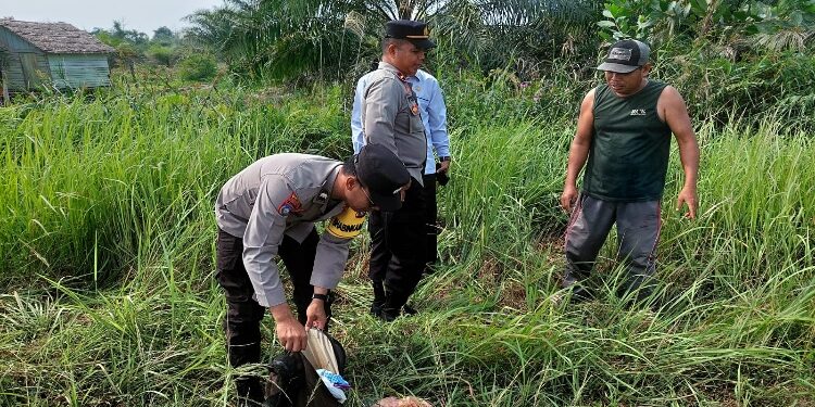 FOTO: IST/MATA KALTENG - Personel Polsek Baamang, pada saat mengevakuasi balita berusia 3 tahun.