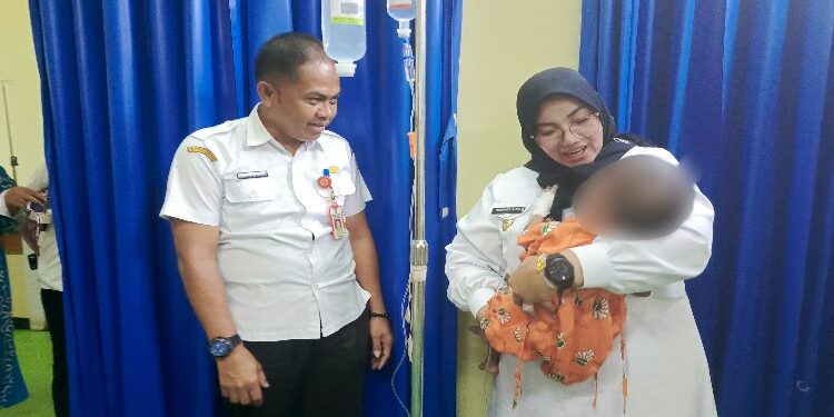 FOTO : DEVIANA/MATAKALTENG - Wakil Bupati Kotim Irawati bersama Kadinsos Kotim Wiyono saat menggendong anak yang ditelantarkan, Rabu 1 November 2023.