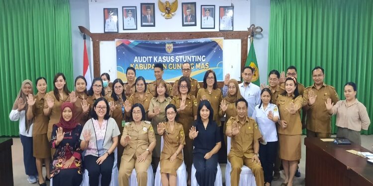 FOTO : DISKOMINFO SANTIK/MATA KALTENG - Wakil Bupati Gumas Efrensia LP Umbing didampingi Kepala BP2KBP3A Rina Sari, Kabid Kesehatan Masyarakat Heriyanto dan narasumber, ketika berfoto bersama para peserta kegiatan audit kasus stunting semester kedua tahun 2023, di ruang rapat lantai 1 kantor bupati, Selasa, 31 Oktober 2023.