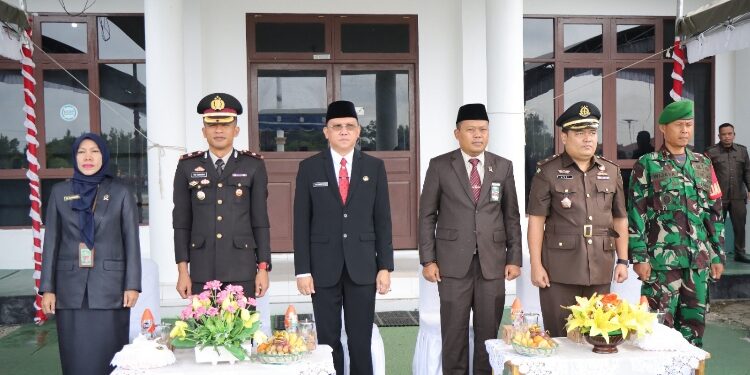 FOTO : DISKOMINFO SANTIK/MATA KALTENG - Sekda Gumas Richard (tiga dari kiri) bersama Ketua PN Bukti Firmansyah, Wakapolres Kompol Tri Wibowo, ketika menghadiri peringatan Hari Sumpah Pemuda ke-95 tahun 2023, di halaman kantor bupati setempat, Rabu, 1 November 2023.
