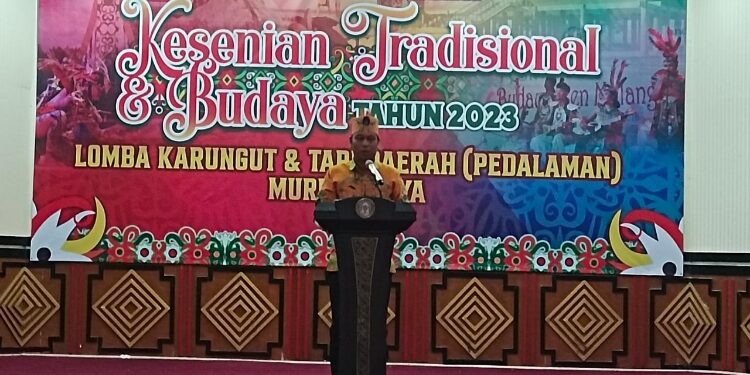 FOTO: ZON/MATAKALTENG - Kepala Dinas Pendidikan dan Kebudayaan (Disdikbud) Murung Raya Ferdinand Wijaya saat menyampaikan laporan dalam pembukaan lomba karungut dan seni tari daerah (pedalaman) di Gedung Pertemuan Umum (GPU) Tira Tangka Balang.
