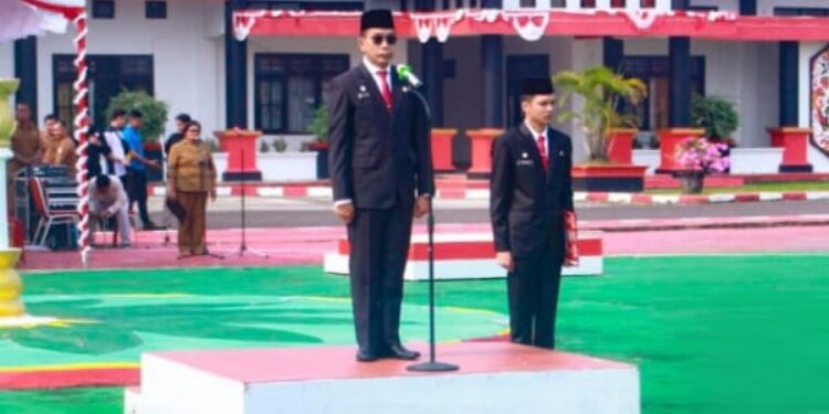 FOTO : ZON/MATAKALTENG - Penjabat (Pj) Bupati Murung Raya Hermon saat memimpin upacara peringatan hari kesaktian pancasila halaman kantor Bupati Murung Raya.