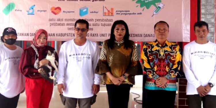 FOTO : MATAKALTENG - Asisten III Setda Murung Raya Batara (nomor dua dari ujung kanan) saat menghadiri vaksinasi massal di halaman kantor Pemkab Murung Raya.