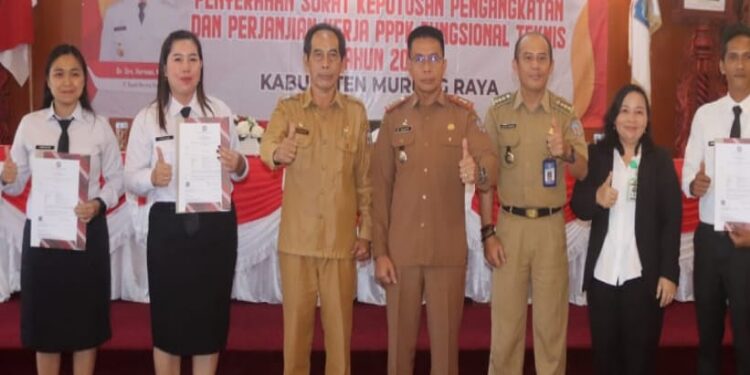 FOTO : ZON/MATAKALTENG - Penjabat (Pj) Bupati Murung Raya (Mura) Hermon (no 4 dari ujung kanan), saat foto bersama usai menyerahkan SK kepada 36 PPPK Fungsional Teknis Formasi Tahun 2022.