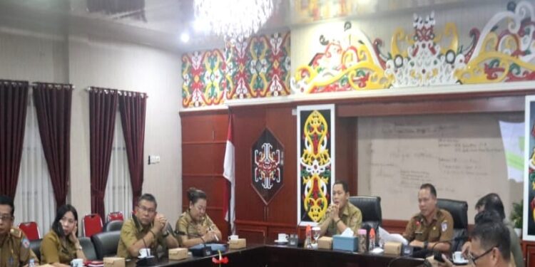 FOTO : ZON/MATAKALTENG - Tim Desk Pilkada Provinsi Kalimantan Tengah berada di aula A kantor Bupati Murung Raya untuk monitoring dan evaluasi kesiapan Kabupaten Murung Raya menghadapi pemilu 2024.