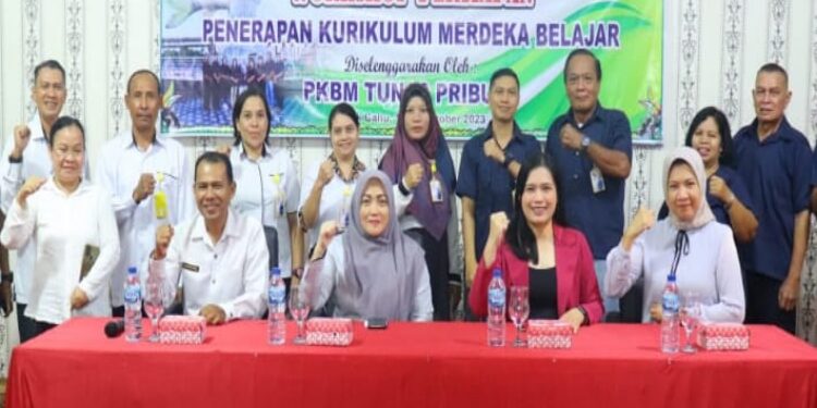 FOTO: ZON/MATAKALTENG - Foto bersama antara Kepala PKBM, tutor, operator PKBM, para narasumber workshop dan jajaran anggota Dinas Pendidikan dan Kebudayaan Murung Raya.