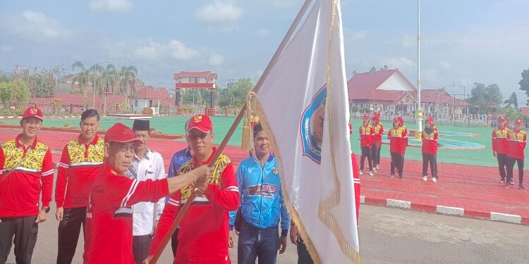 FOTO: ZON/MATAKALTENG - Plt Sekda Murung Raya, Serampang (kiri), saat menyerahkan bendera pataka kepada Kepala Badan Kesbangpol Mizam Chandrapati (kanan) di halaman kantor Bupati Murung Raya.