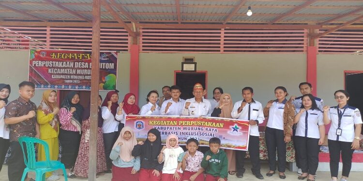 FOTO: ZON/MATAKALTENG - Foto bersama antara Anggota Diapursip Mura, Jajaran Pemerintah Desa dan Pengurus Perpustakaan Desa Bahitom.