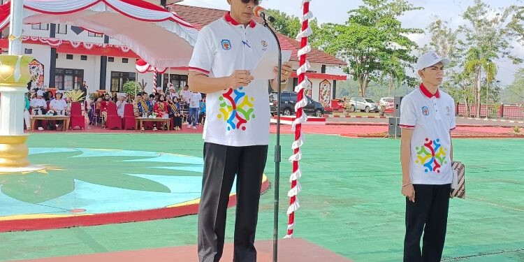 FOTO : ZON/MATAKALTENG - Pj Bupati Murung Raya, Hermon, saat memimpin upacara peringatan Hari Sumpah Pemuda (HSP) ke - 95 di halaman kantor Bupati Murung Raya.