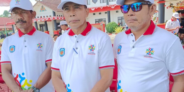FOTO : ZON/MATAKALTENG - Pj Bupati Murung Raya, Hermon (tengah) saat diwawancarai awak media.