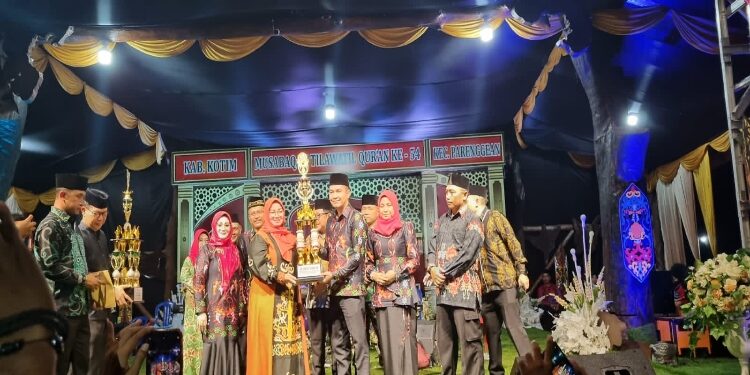 FOTO: IST/MATAKALTENG - Camat MBK Eddy Hidayat Setiadi saat menerima piala sebagai juara umum MTQ dan FSQ, Rabu 1 November 2023.