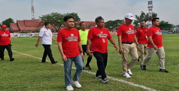FOTO : IST/MATAKALTENG - Ketua Karang Taruna Kalteng Chandra Ardinata (kiri) saat membuka Turnamen Agustiar Cup I di Stadion 29 November Sampit, Kabupaten Kotim, Rabu 1 November 2023.
