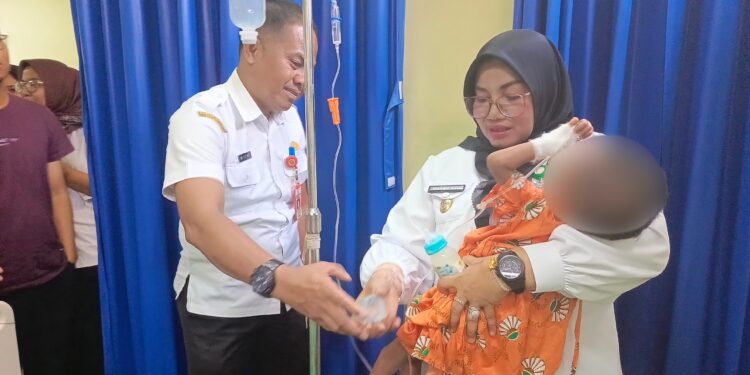 FOTO: DEVIANA/MATAKALTENG - Kadinsos Kotim Wiyono bersama Wakil Bupati Kotim Irawati saat menjenguk anak yang ditelantarkan, Selasa 1 November 2023.