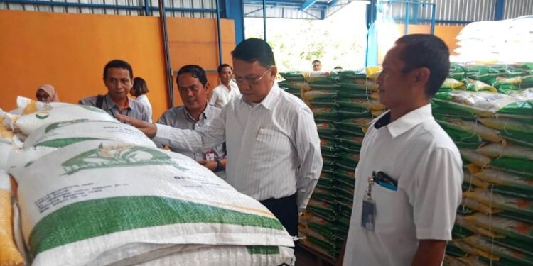 FOTO : DISKOMINFO SANTIK/MATA KALTENG - Ketua Tim Satgas Pangan Kabupaten Gumas Richard bersama Kepala DPKP Eigh Manto, dan Kepala Bulog Kuala Kurun Koko Budi Harjo saat mengecek gudang bulog untuk melihat ketersediaan beras, Rabu, 1 November 2023.