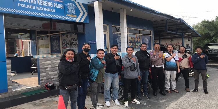 FOTO: IST/MATA KALTENG- Foto rombongan Turing PWI Kotim dengan Kasat Lantas Polres Katingan. Kamis, 3 November 2023.