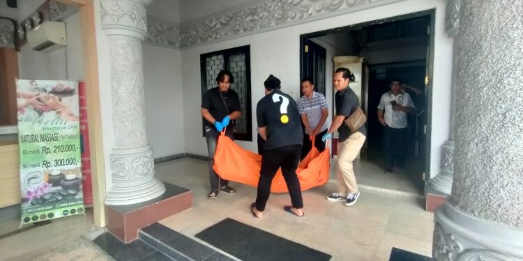 FOTO: IST/MATA KALTENG – Korban saat dievakuasi oleh petugas kepolisian, Jumat 3 November 2023.