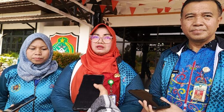 FOTO : DEVIANA/MATAKALTENG - Wakil Bupati Kotim Irawati (tengah) bersama Ketua PWI Kotim Siti Fauziah dan Kadispora Kotim Wim RK Benung.