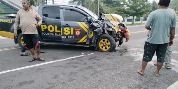 FOTO: MATAKALTENG - Kondisi mobil dinas Sat Samapta Polresta Palangka Raya, usai menabrak truk yang tengah terparkir.