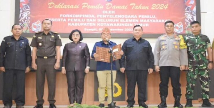 FOTO : IST/MATAKALTENG - Ketua KPU Kabupaten Kotim Muhammad Rifki (tengah) saat membacakan deklarasi Pemilu Damai beberapa waktu lalu.