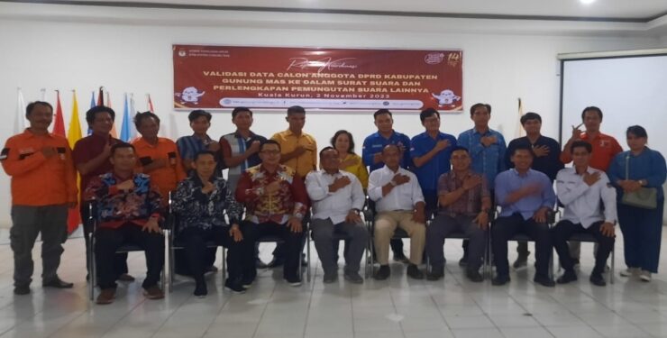 FOTO : KPU GUMAS/MATA KALTENG - Ketua KPU Kabupaten Gumas Elfrinst Gunandry Tumon bersama dan empat komisioner KPU, Ketua Bawaslu Yepta H Jinal dan komisioner Bawaslu, saat berfoto bersama dengan perwakilan parpol, usai kegiatan validasi data calon anggota DPRD kabupaten ke dalam surat suara dan perlengkapan pemungutan suara lainnya, di kantor KPU setempat, Kamis, 2 November 2023.