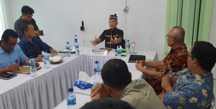FOTO : DISKOMINFO SANTIK/MATA KALTENG - Bupati Gumas Jaya S Monong bersama kepala dinas terkait, kades dan perangkat desa, ketika memimpin rapat dengan manajemen PT ATA, Jumat, 3 November 2023.