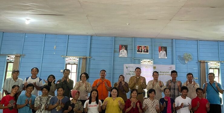 FOTO : DPKP GUMAS/MATA KALTENG - Suasana penyerahan bantuan pangan kepada sejumlah warga di Desa Upon Batu, Kecamatan Tewah, Selasa, 31 Oktober 2023.