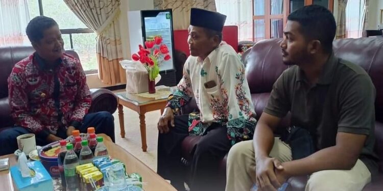FOTO: PROKOM SERUYAN/MATA KALTENG - Pj Bupati Seruyan, Djainuddin Noor (kiri) saat menerima kunjungan dari pengurus LDII Kabupaten Seruyan di ruang kerjanya, kemarin.