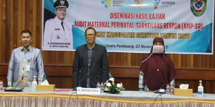 FOTO: PROKOM SERUYAN/MATA KALTENG - Pj Sekda Seruyan, Bahrun Abbas (tengah) saat menghadiri agenda diseminasi hasil pengkajian AMP-SR di Aula Kantor Bupati Seruyan, Kamis 2 November 2023.