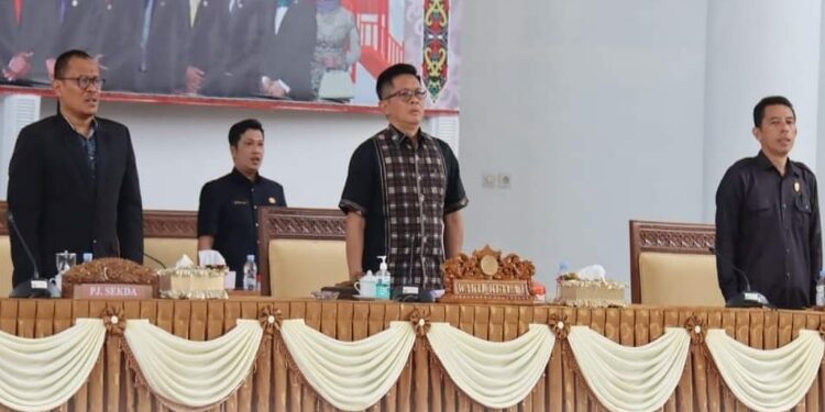 FOTO: PROKOM SERUYAN/MATA KALTENG - Pj Sekda Seruyan, Bahrun Abbas (kiri) saat menghadiri rapat paripurna ke-14 masa persidangan 1 tahun sidang 2023-2024 di Aula Gedung DPRD Seruyan, Kamis 2 November 2023.