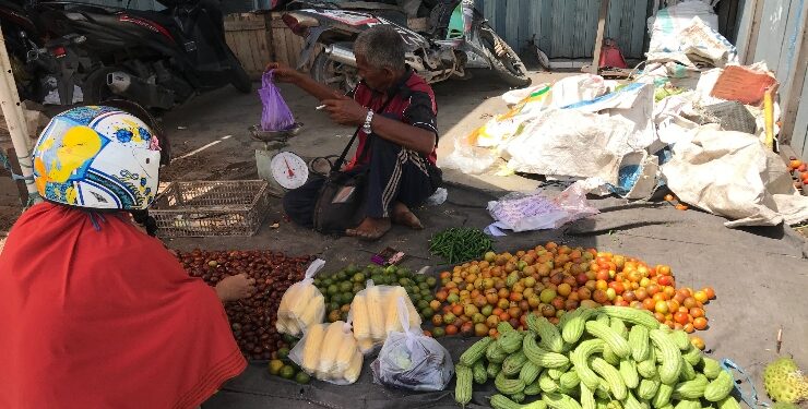 FOTO : DIAN/MATA KALTENG - Pedagang sayur di Pasar Keramat, Sampit, Kotim.