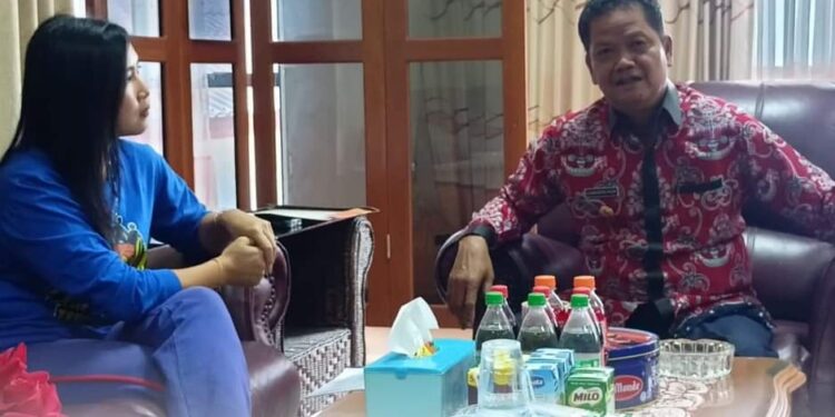 FOTO: PROKOM SERUYAN/MATA KALTENG - Pj Bupati Seruyan, Djainuddin Noor (kanan) saat menerima kunjungan dari salah satu guru SLBN 1 Kuala Pembuang yang menerima beasiswa pendidikan ke luar negeri di ruang kerjanya, kemarin.