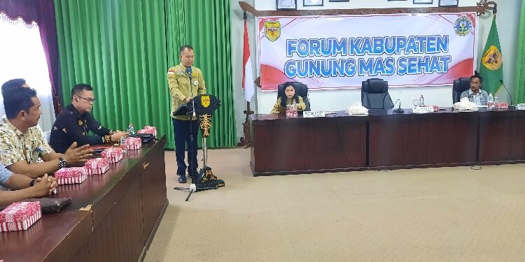 FOTO : DISKOMINFO SANTIK/MATA KALTENG - Bupati Gumas Jaya S Monong memberi arahan pada sosialisasi FKGMS tahun 2023, di ruang rapat lantai 1 kantor bupati, Jumat, 3 November 2023.
