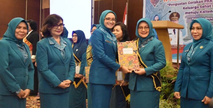 FOTO : OLIVIA/MATAKALTENG - Pengukuhan Bunda Forum Anak Daerah Kabupaten/Kota Se- Kalimantan Tengah pada Rapat Konsultasi (Rakon) Tim Penggerak PKK Tingkat Provinsi Kalteng tahun 2023.