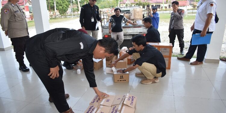 FOTO: KPU GUMAS/MATA KALTENG - Sejumlah logistik pemilu ketika tiba di kantor KPU setempat, pekan lalu.