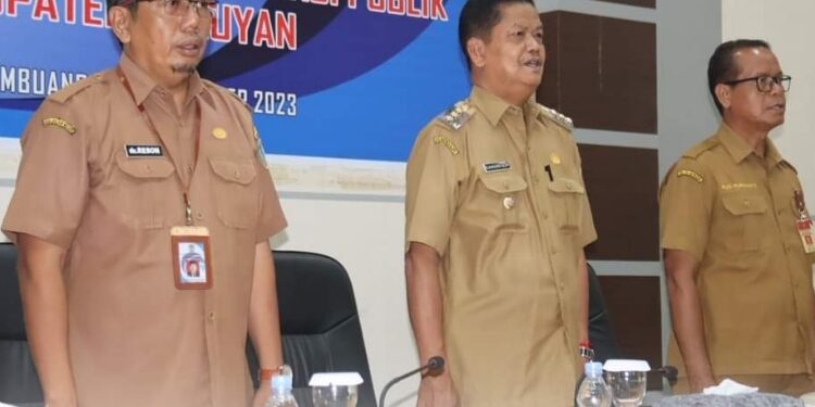 FOTO: PROKOM SERUYAN/MATA KALTENG - Pj Bupati Seruyan, Djainuddin Noor (tengah) saat menghadiri sosialisasi SADAYAN bagi Pengelola Website dan Aplikasi Publik Kabupaten Seruyan di Aula Kantor Bappedalitbang setempat, Senin 6 November 2023.