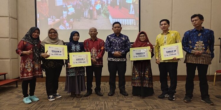 FOTO: IST/MATA KALTENG - Kepala Disdik Kabupaten Seruyan, Rusdi Hidayat (empat dari kanan) saat menghadiri malam anugerah guru dan tenaga kependidikan beprestasi tingkat Kalteng.