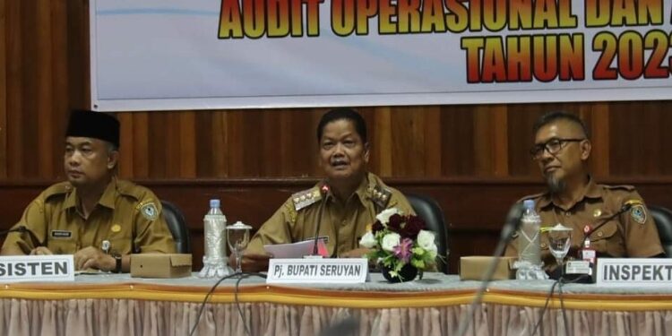 FOTO: PROKOM SERUYAN/MATA KALTENG - Pj Bupati Seruyan, Djainuddin Noor (tengah)kegiatan entry meeting Inspektorat Daerah Seruyan dalam rangka audit operasional dan audit kinerja tahun 2023 di Aula Kantor Bupati Seruyan, Senin 6 November 2023.