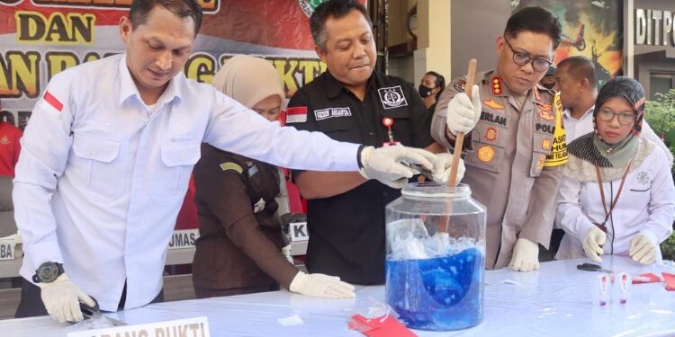 FOTO: RZL/MATAKALTENG - Direktur Resnarkoba Polda Kalteng, Kombes Pol Nono Wardoyo (pojok kiri), pada saat memusnahkan barang bukti narkoba beberapa waktu lalu.