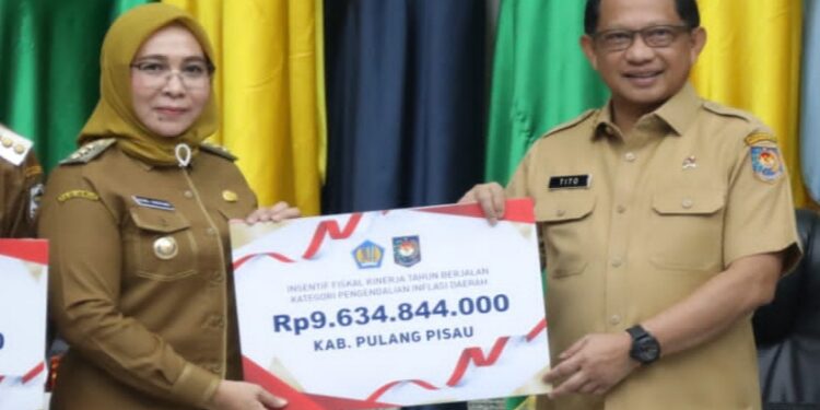 FOTO: MATAKALTENG - Mendagri Tito Karnavian menyerahkan secara simbolis dana fiskal kepada PJ Bupati Pulang Pisau Nunu Andriani.