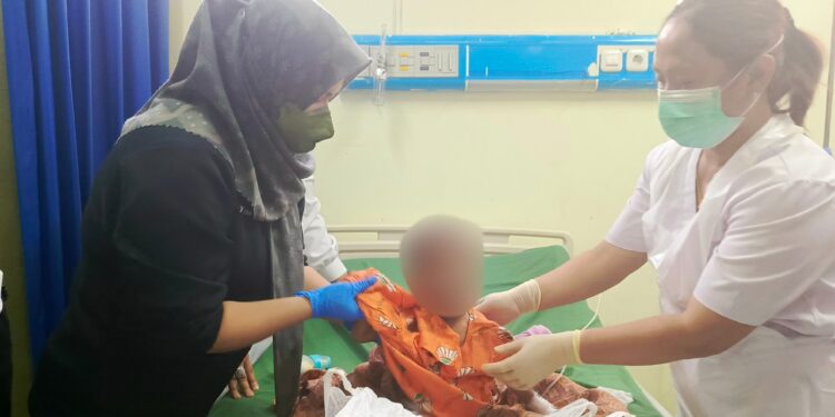 FOTO: DEVIANA/ MATAKALTENG - Anak yang ditelantarkan sedang menjalani perawatan di RSUD dr Murjani, Sampit, belum lama ini.